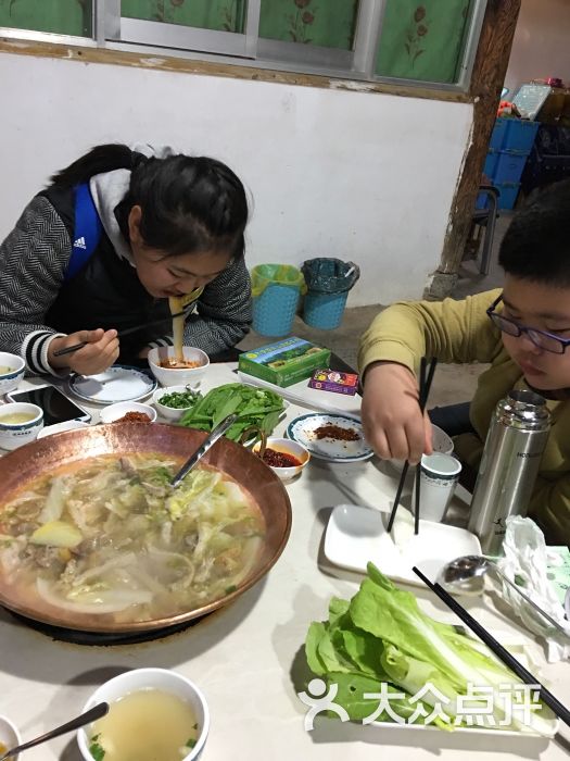 边防吧:东西吃起来味道还行,价格也还算.呼和浩