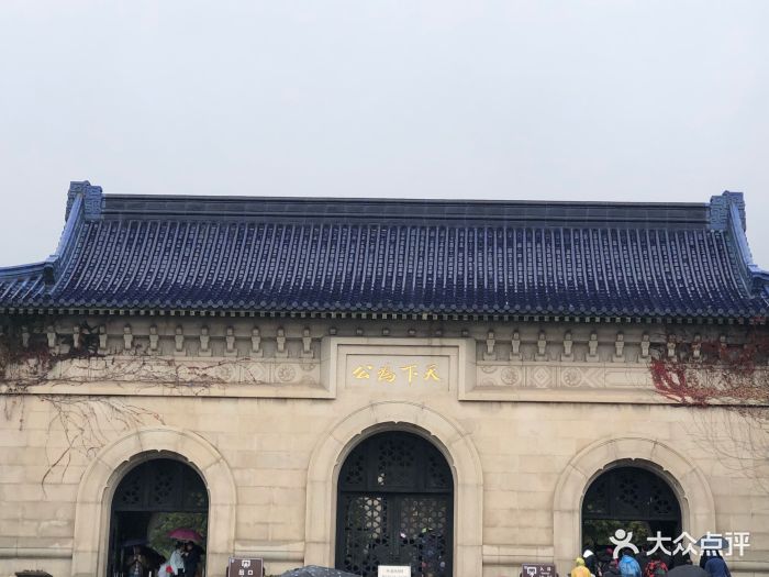 中山陵免费开放。春节时间去的就是人多的不