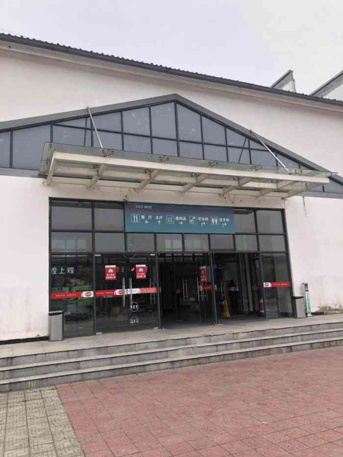 太白岛服务区停车场