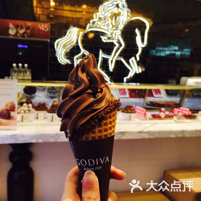 巧克力冰激凌甜筒