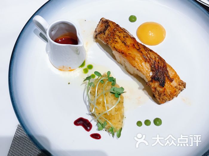 法式柠檬酱汁淋香煎三文鱼排
