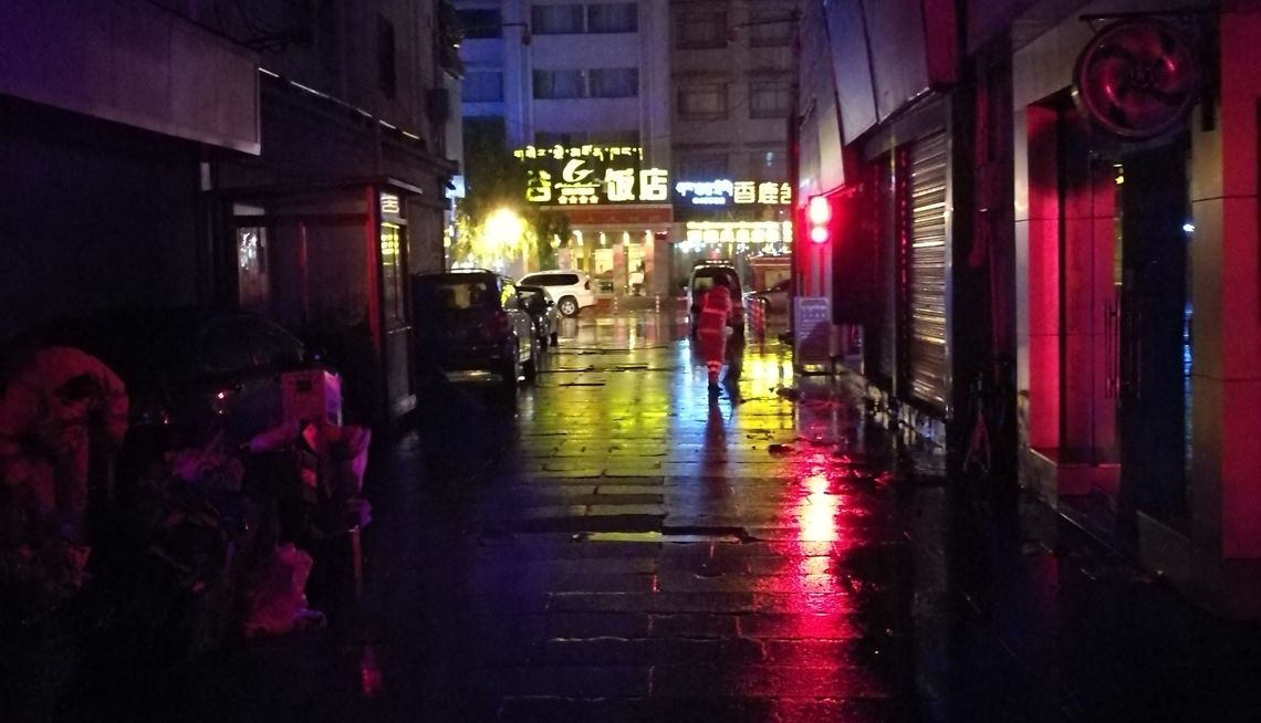 楼顶的天台可以远远看到布达拉宫,晚上比较漂亮