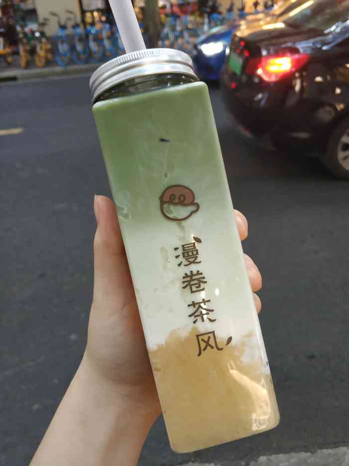 漫卷茶风"到附近逛街,在点评发现的这家饮品店,门面.