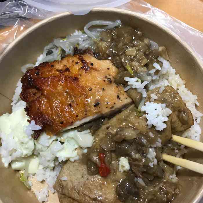 f 牛肉饭(温大a区店)-"地址:温州大学a区 食堂2楼一个