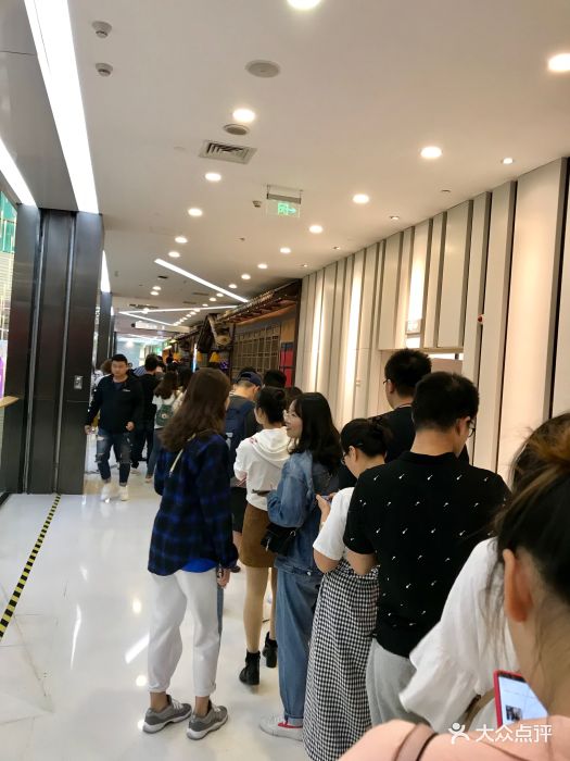 哥老官重庆美蛙鱼头(艾尚天地店)排队的人群图片