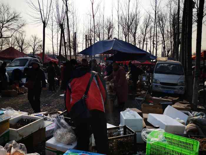 梨村便民大集-"大集在房山区长阳梨村公交站旁边,坐车的话.