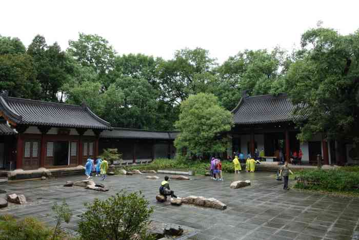 武夷春秋馆"宋街是武夷山竹筏漂流终点站至景区外的必经.