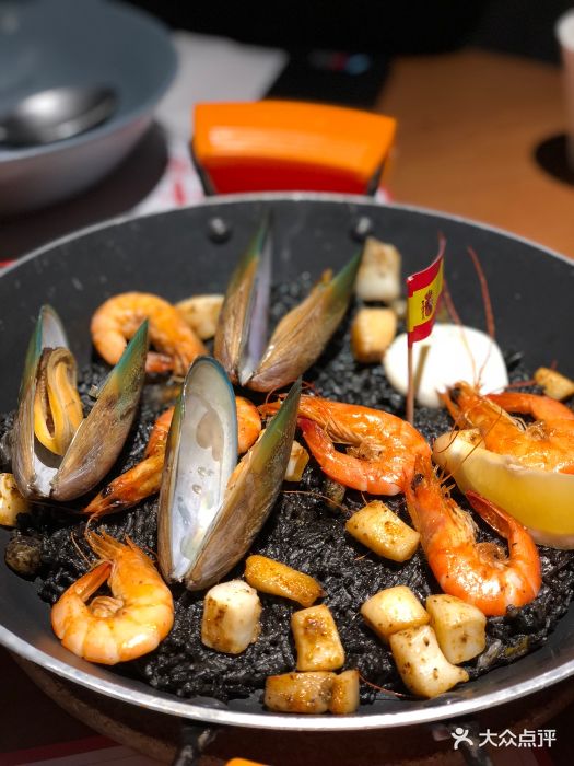 西班牙墨鱼汁海鲜饭