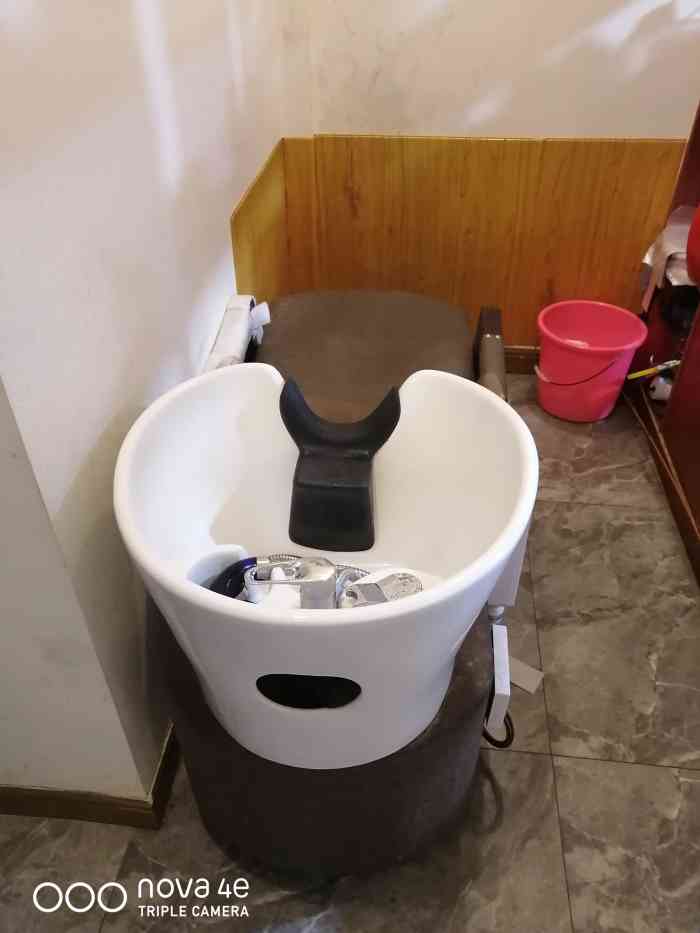 五六个理发小哥还有三四个洗发小妹,进店先去二楼洗头,小妹手法很轻柔