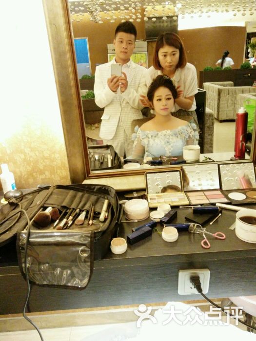 维也纳婚纱摄影-美丽的化妆师王倩在给做造型