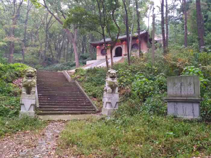 南京老山狮子岭兜率寺-"斑驳的门头,廖散的游客,门口自取的大小香.