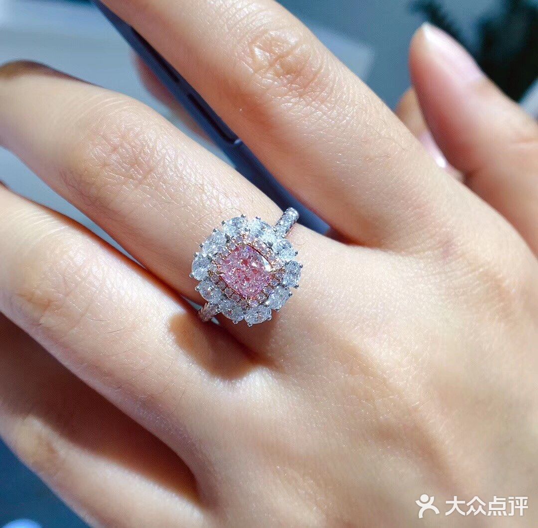 杭州钻戒定制粉钻小鸽子蛋钻戒