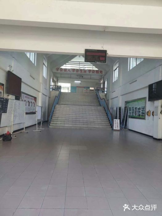 郑裕彤中学图片