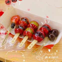 还有樱桃,草莓冰糖葫芦,山楂的有板栗,绿豆,榴莲夹心,比想象中好吃