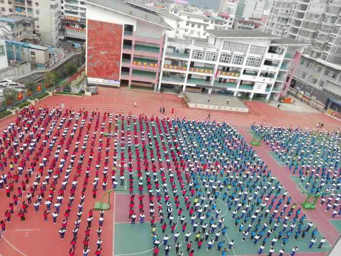 凯里市第三中学-"这里原来是凯里市第三中学,现在把三中牵走.