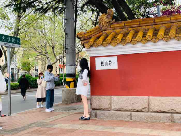大学路"和闺蜜在大学路转了一下午,一直在找标志性-大众点评移动版