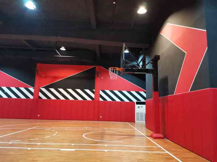 kc篮球公园(虹桥路店)-"尽显年轻活力的室内运动场所,人多时还会放.