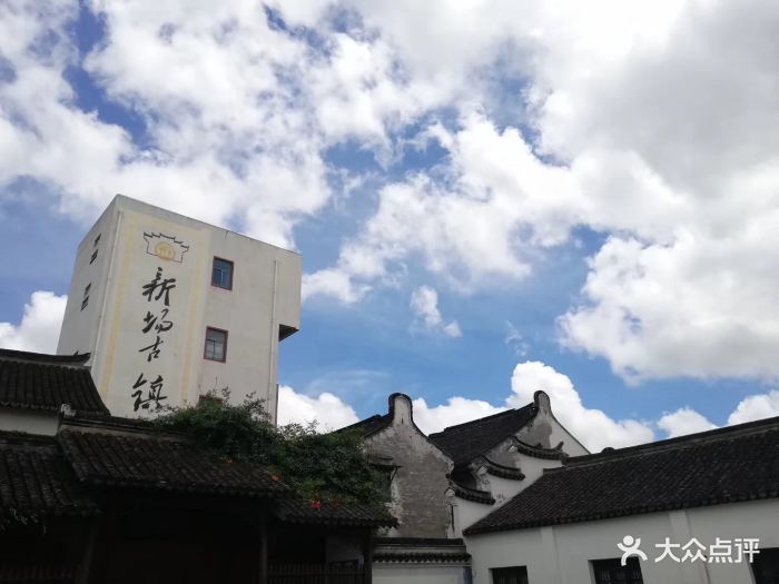 一个是阆苑仙葩,一个是美玉无瑕.说的.-新场古