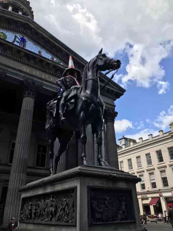 威灵顿公爵塑像-"这个雕塑是在滑铁卢战役中指挥联军.
