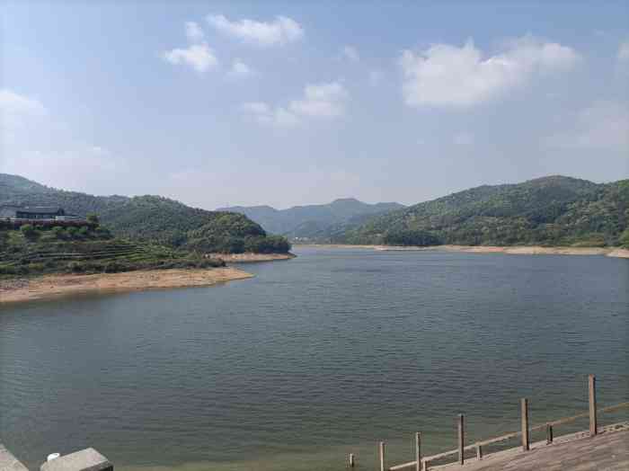 毛力水库"高温逐渐褪去,适合到山里走走,水库边风很.