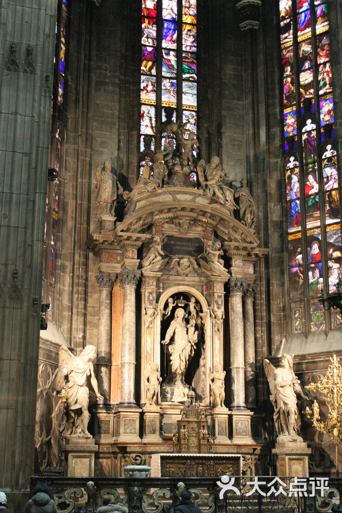外观最喜欢firenze的圣母百花大教堂,内部则最喜欢米兰的这座duomo
