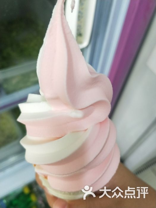 香草草莓双拼冰淇淋