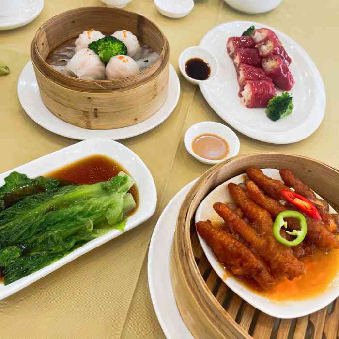 就是饭店的环境 在二楼大厅 赶着中午没啥吃的 想起来鹏天阁的早茶