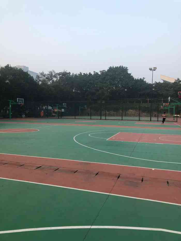 德阳体育公园-"吃过晚饭,陪弟弟来体育馆篮球场打球.