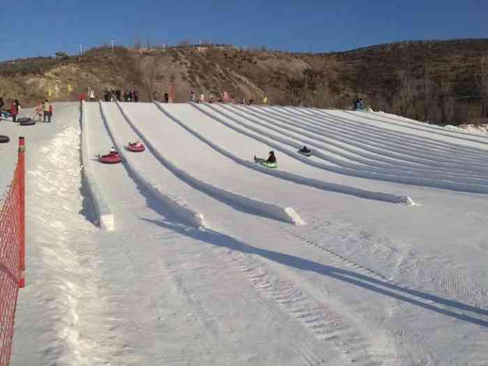 流平寺冰雪乐园"玩的很开心,滑雪虽说只有两条滑道但也足够.