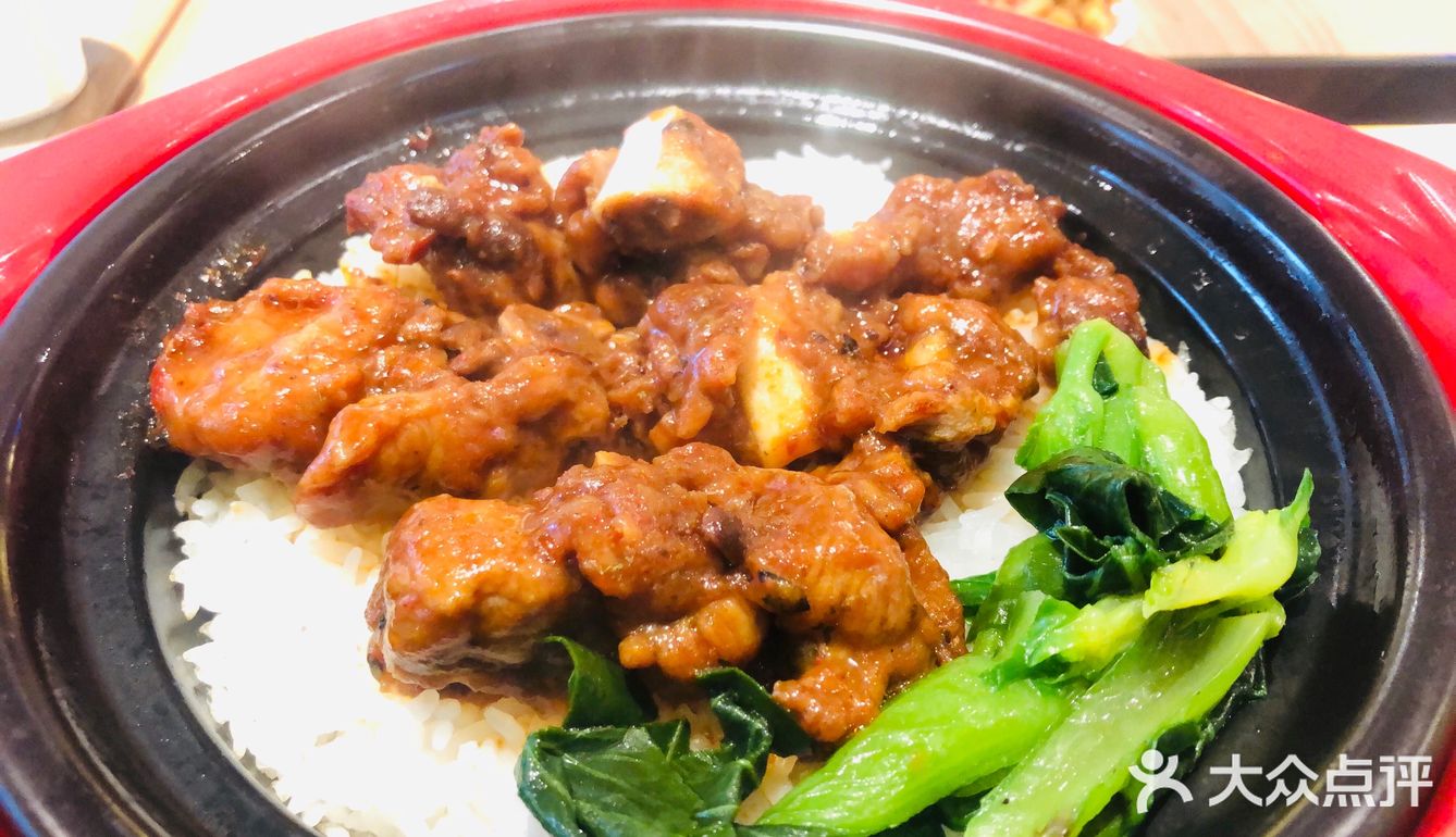 请所有兄弟姐妹移步去煲仔时光,尝尝广式腊肠煲仔饭,香辣排骨