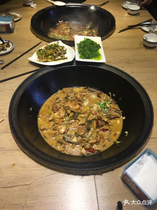 旮旯柴火地锅鸡炖鸡图片