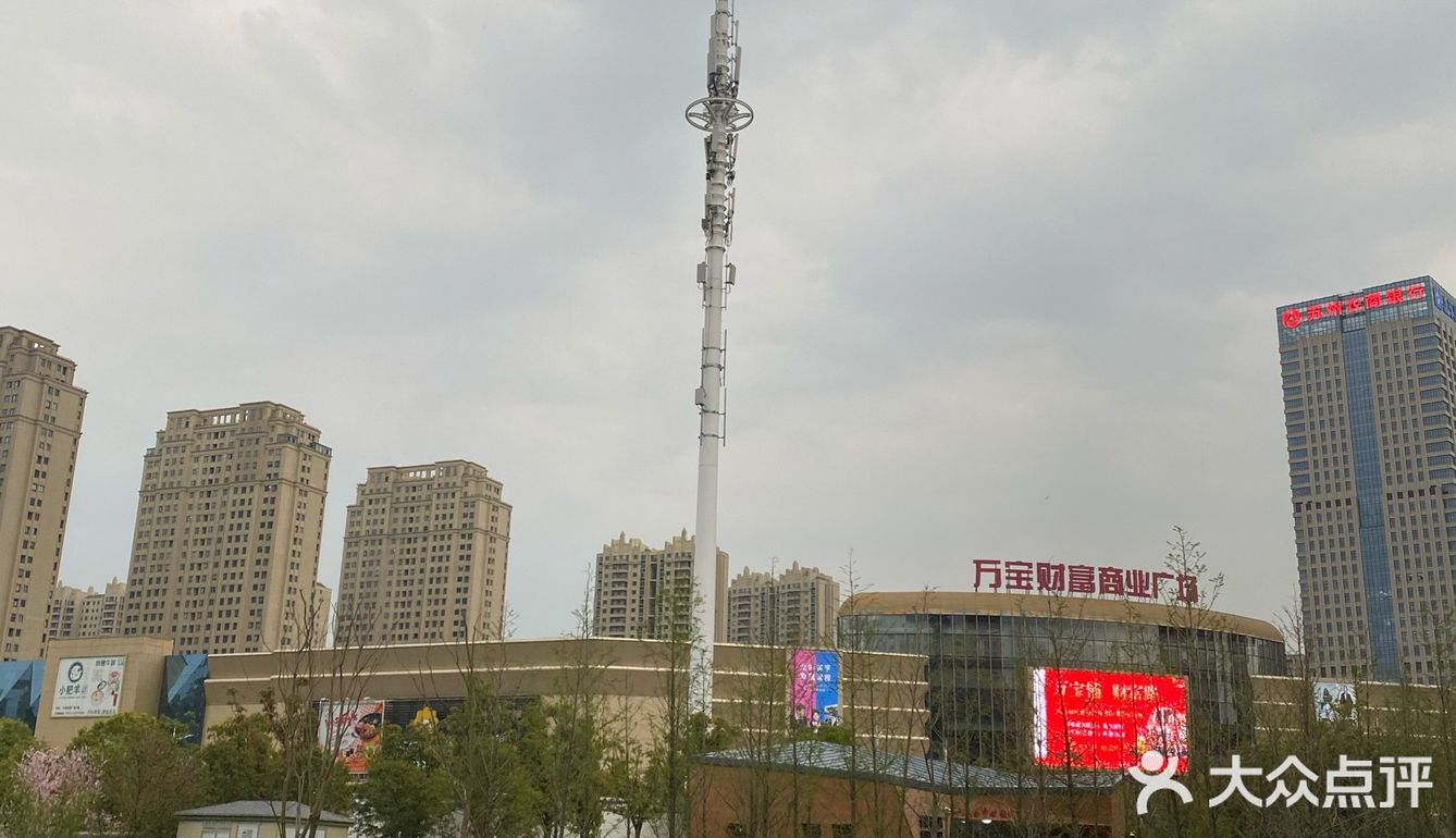万宝旁边的吴江人民广场是个吃饱了消食的好去处