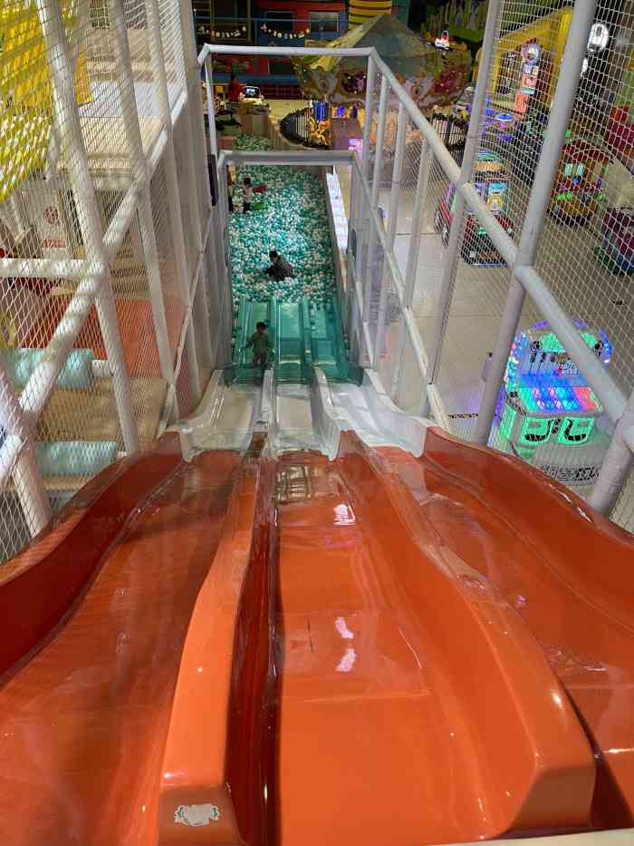 玩塾品格乐园(宇宙太空龙旗店)-"三楼很大的一个游乐场,靠近餐厅位置
