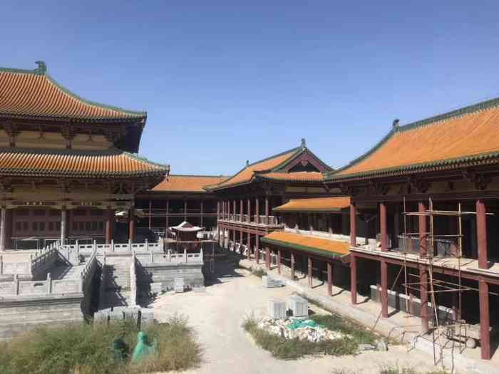 护国隆兴寺-"当地人叫隆兴寺为大佛寺,门前对面是一个