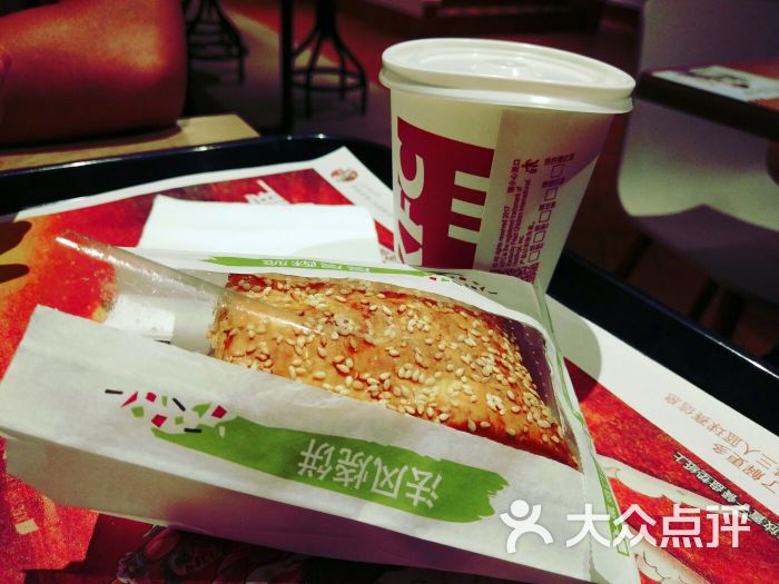 肯德基:凌晨从泰国回国的飞机到火车站转.武汉