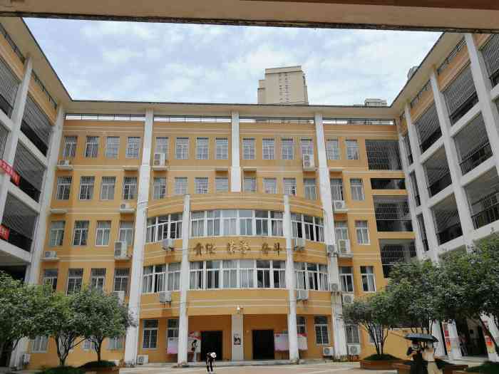 武汉市楚才中学-"武汉楚才中学位于汉阳区玫瑰街这块.