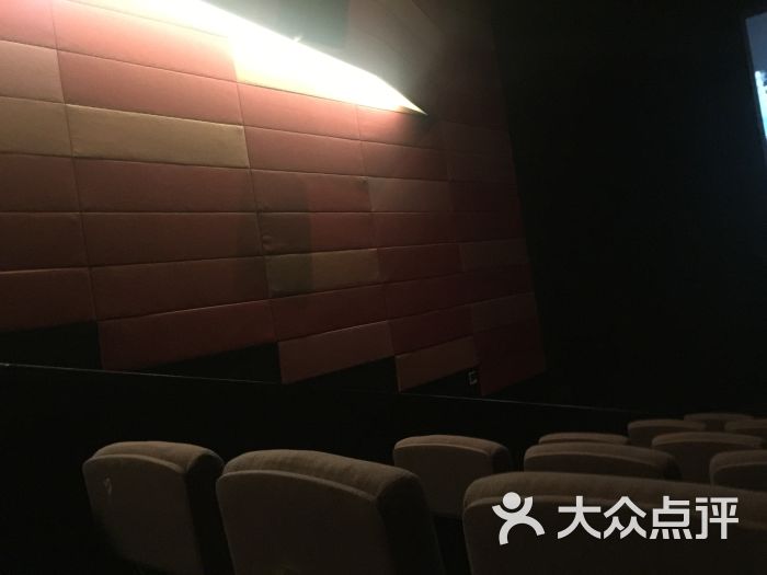 百老汇影城(百丽广场店)的全部评价-青岛-大众点评网_cninr 地址: 澳门路88号百丽广场3楼(近海信广场) 电话: 0532-66061155 0532-66061160 百丽里面现在基本没有什么人,但是百老汇里面的人倒是不少,国庆中午去看的湄公河大案几乎是最近在青岛看电影时上座率最高的了,5号厅不是很大,效果一般般,网上购票有优惠,没什么事的时候是个不错的选址,进来至少也不至于失望的一家影院。 bc MOMA)是中国大陆第一家艺术影院,于2009年12月底在北京正式开幕。它是现时香港独一无二的电影文化地标百老汇电影中心在国内的第一家艺术影院,由香港安乐电影有限