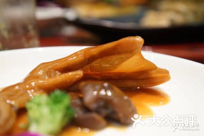 伊尹海参馆:环境还行,菜感觉还可以吧,没有.哈尔