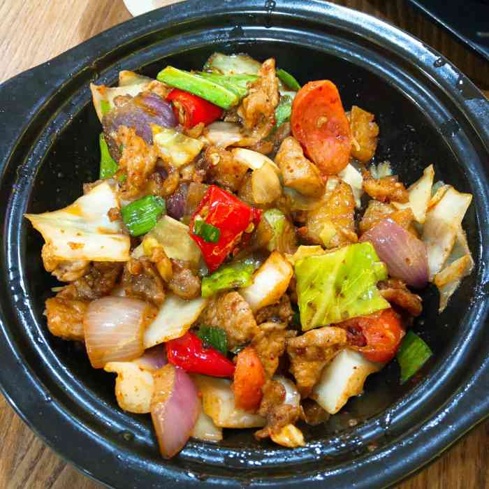 吃过很多次了,最推荐的是瓦香肉片,味道很好,量也多.