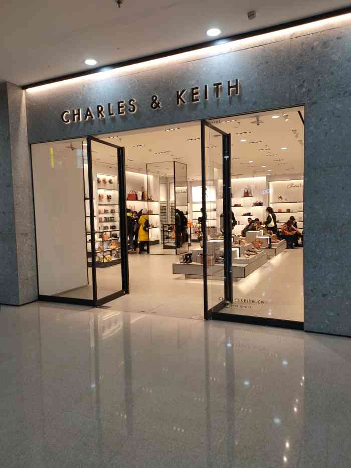 charles&keith(万达广场店"小ck是最近火起来的牌子,质量和性价比都