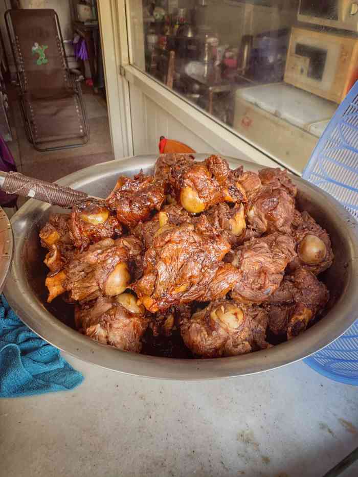 倪鸿顺肉松骨头专卖店"一直就听说过这家做大骨头的店,说是有一百.