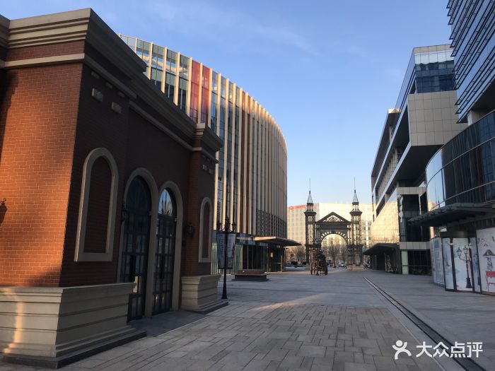 一家人到天津,媳妇说到欧贸中心看看有啥可.