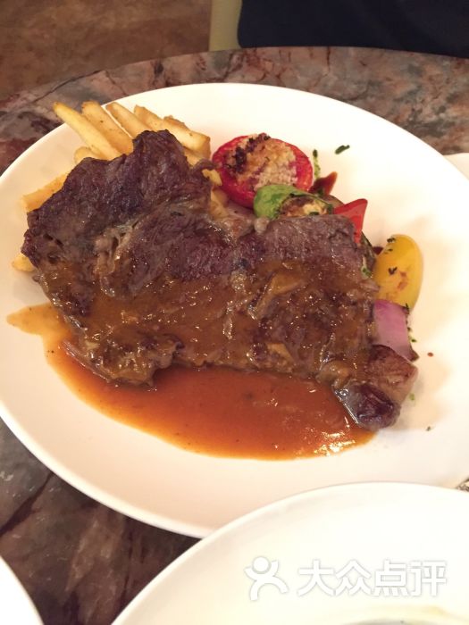 炖奶佬餐厅:服务员一见客人进门就马上招呼,.深