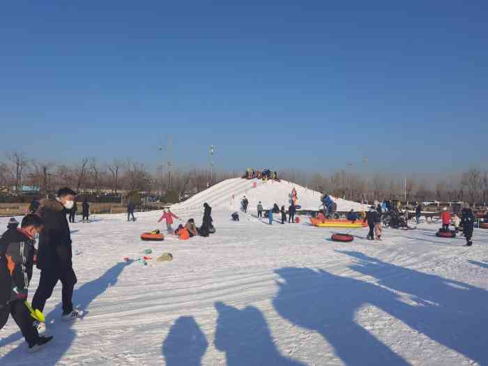 今天带孩子来蟹岛冰雪嘉年华玩,离家很近不远而且停车方便还免费,我们