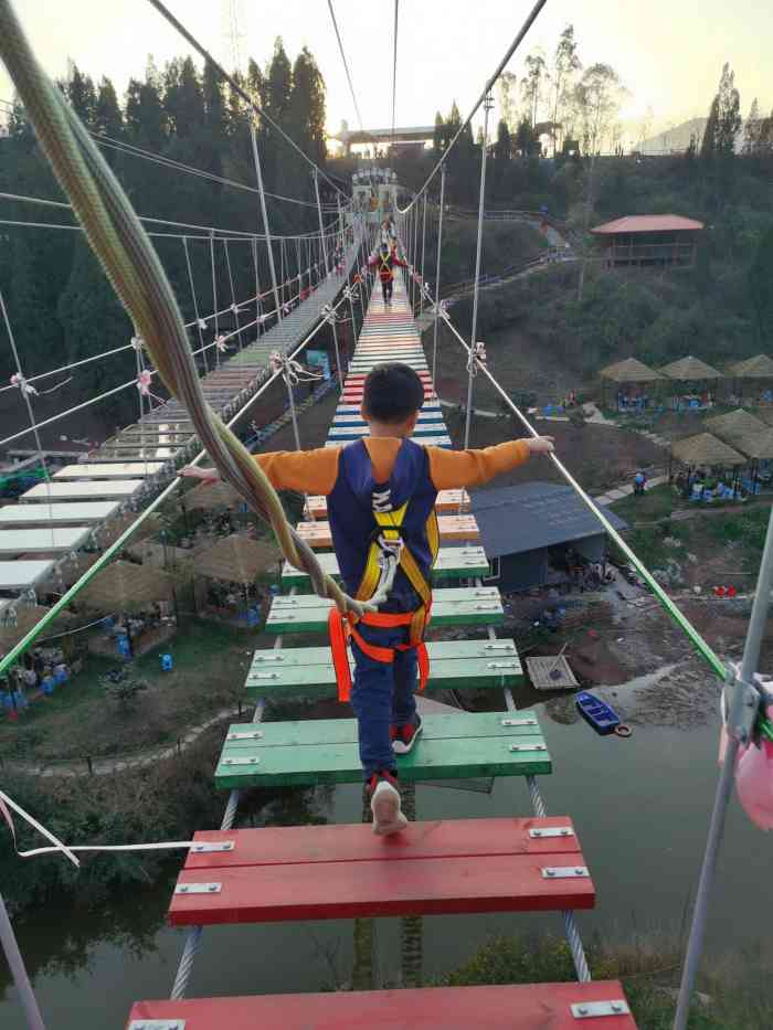 昆明自然乐游乐园-"昆明自然乐游乐园位于西山半山腰