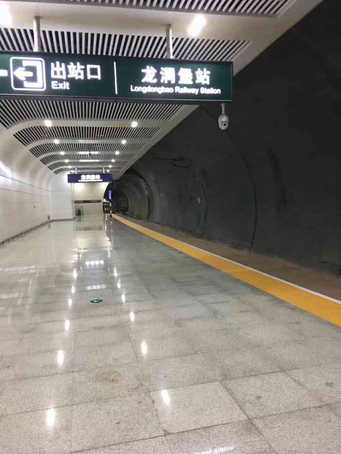 龙洞堡站"这个高铁站是为接驳机场而单独设计与建设的.