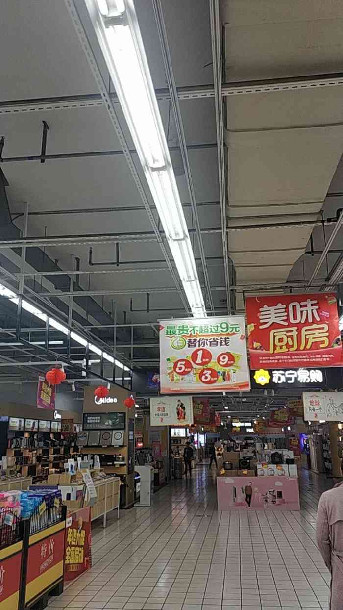 目前丽水最大型的超市-大润发,在万地一楼,里面的东西齐全,款式多多