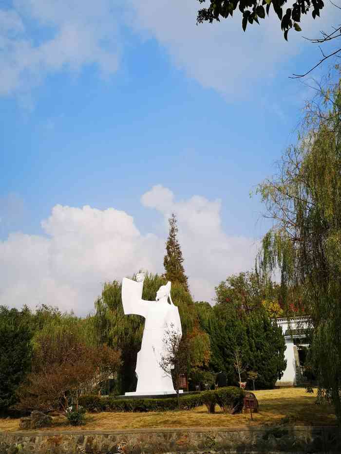 李白文化园-"李白墓位于马鞍山当涂县太白镇,是以生态