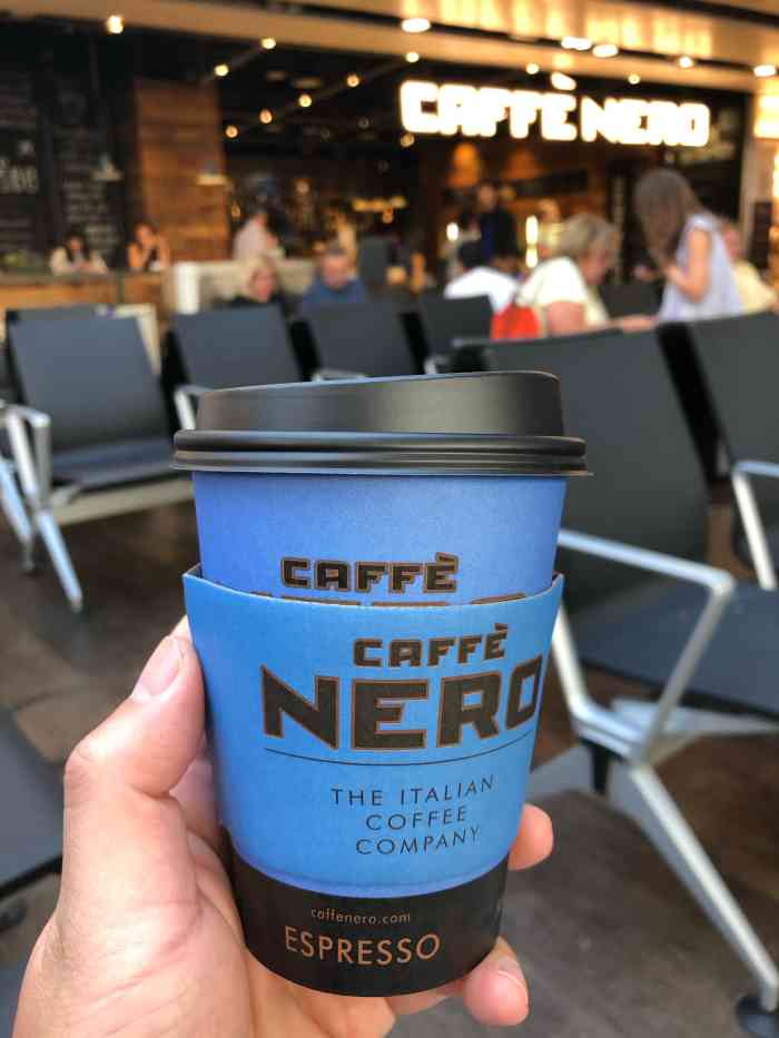 caffe nero"机场出口处的咖啡店,到达伦敦,这等来接机.
