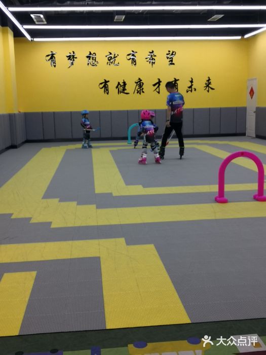 追风轮滑俱乐部图片